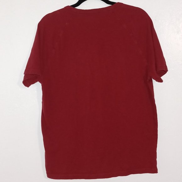 American Eagle Outfitters Red Legend T-Shirt Men's Medium Two Button Classic Fit - Picture 4 of 4